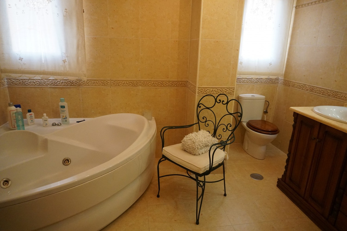 Se vende Villa - Chalet de 5 dormitorios en Costa Del Sol East, Málaga, España