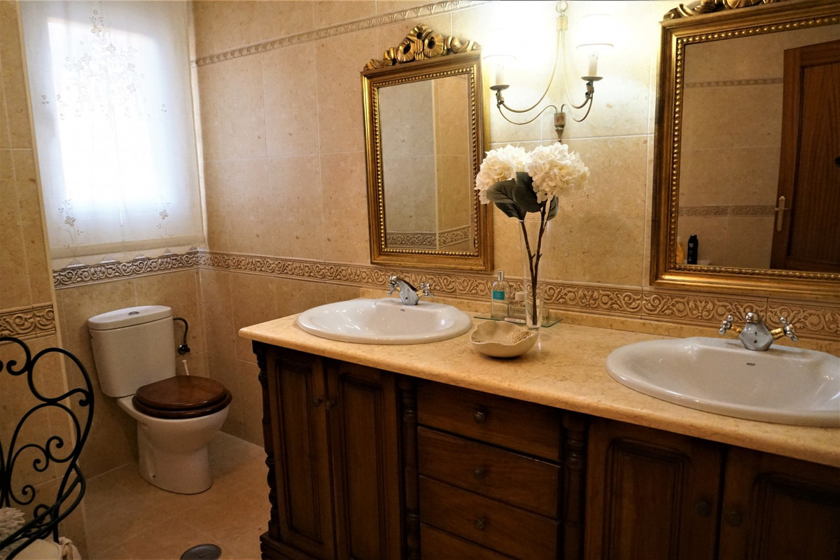 Se vende Villa - Chalet de 5 dormitorios en Costa Del Sol East, Málaga, España