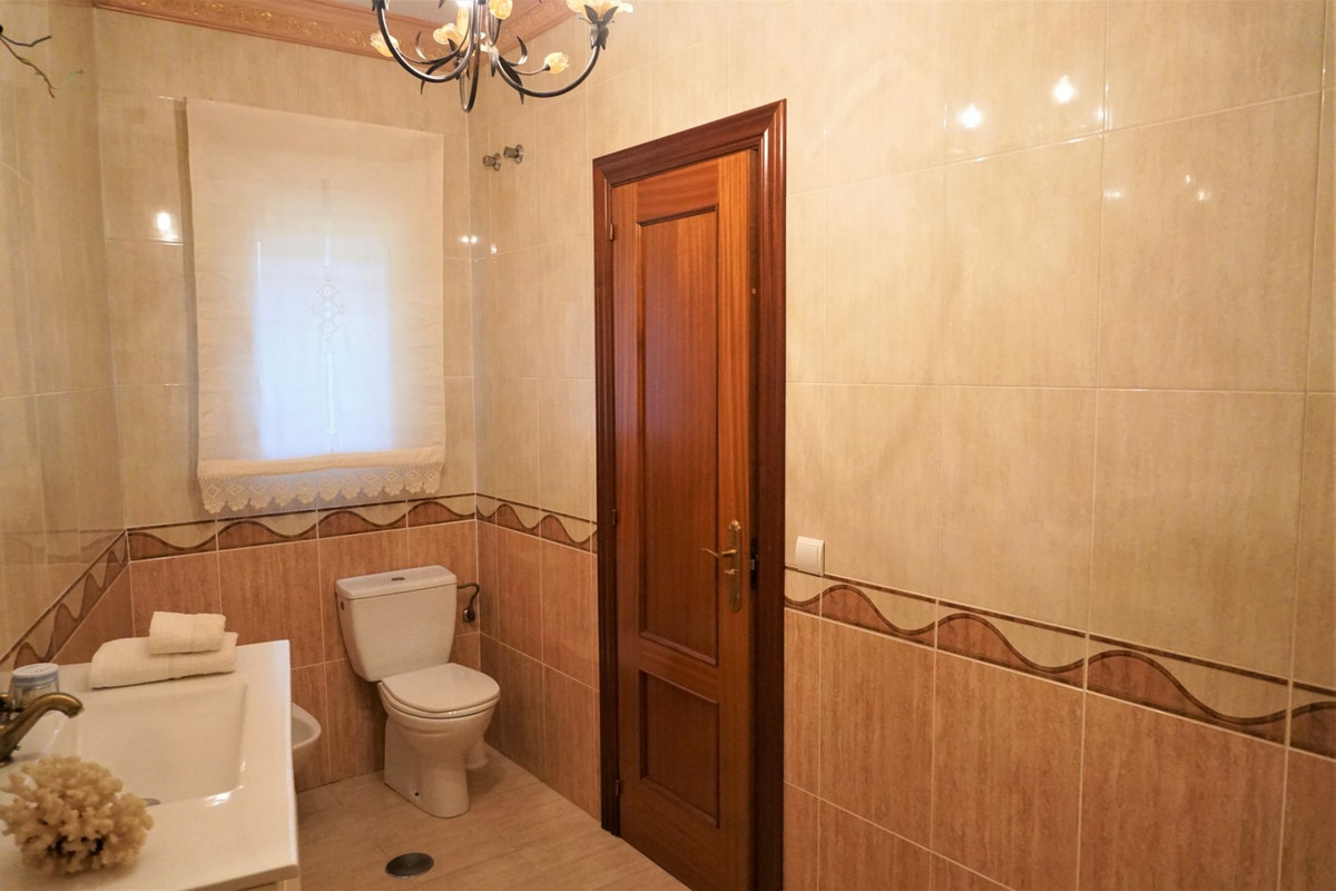 Se vende Villa - Chalet de 5 dormitorios en Costa Del Sol East, Málaga, España