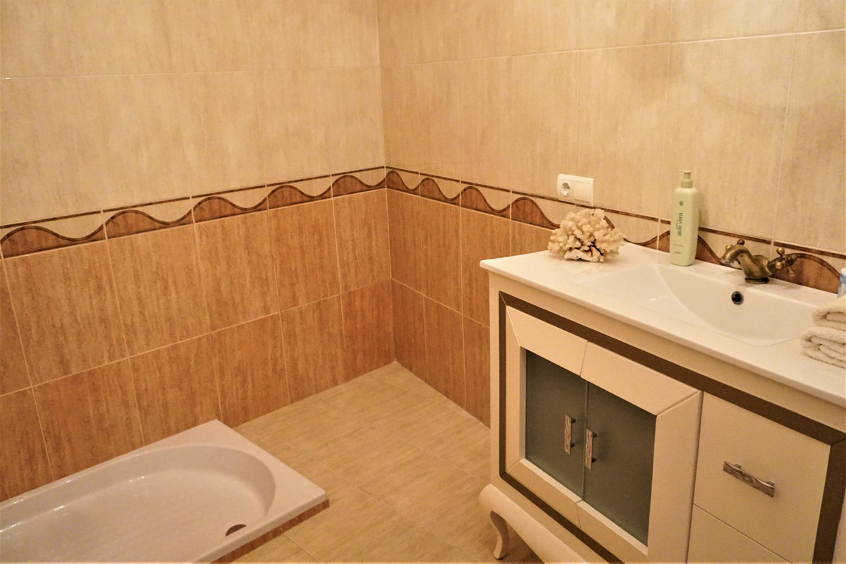 Se vende Villa - Chalet de 5 dormitorios en Costa Del Sol East, Málaga, España