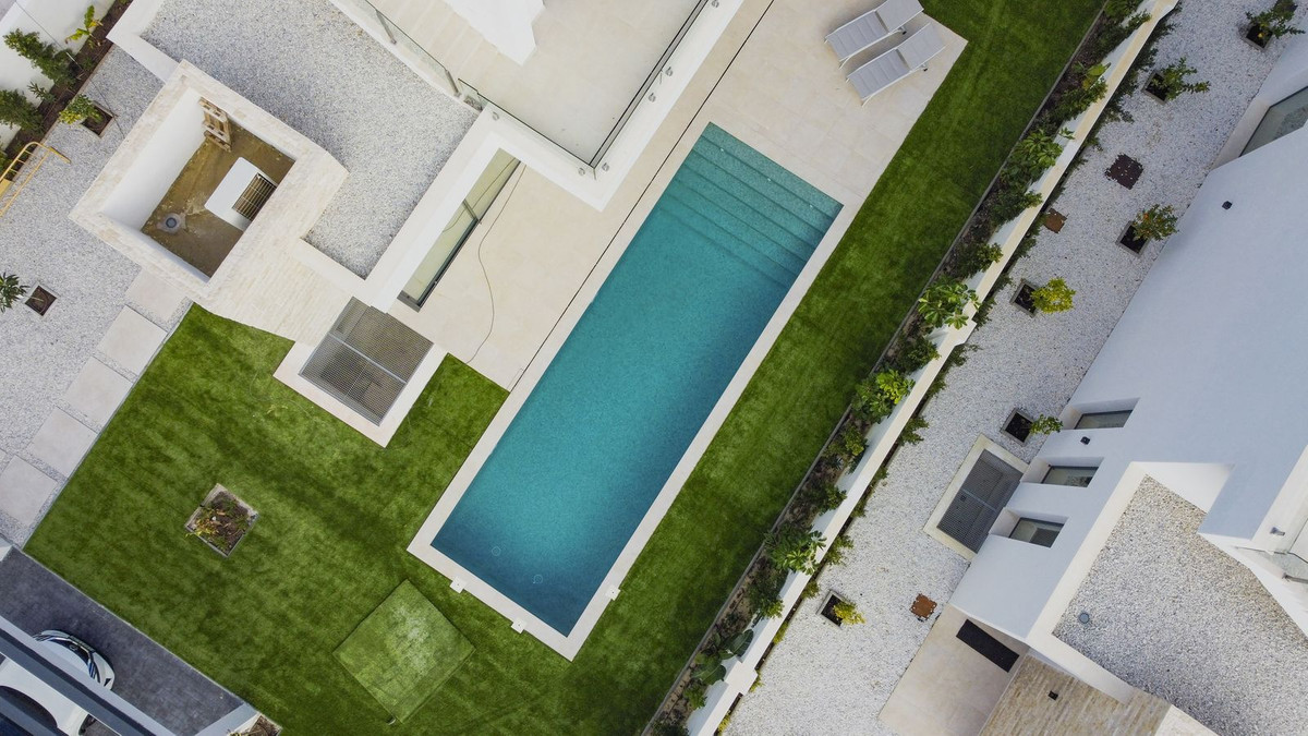 6 Bed Townhouse for sale in Atalaya Costa Del Sol, Málaga, Spain