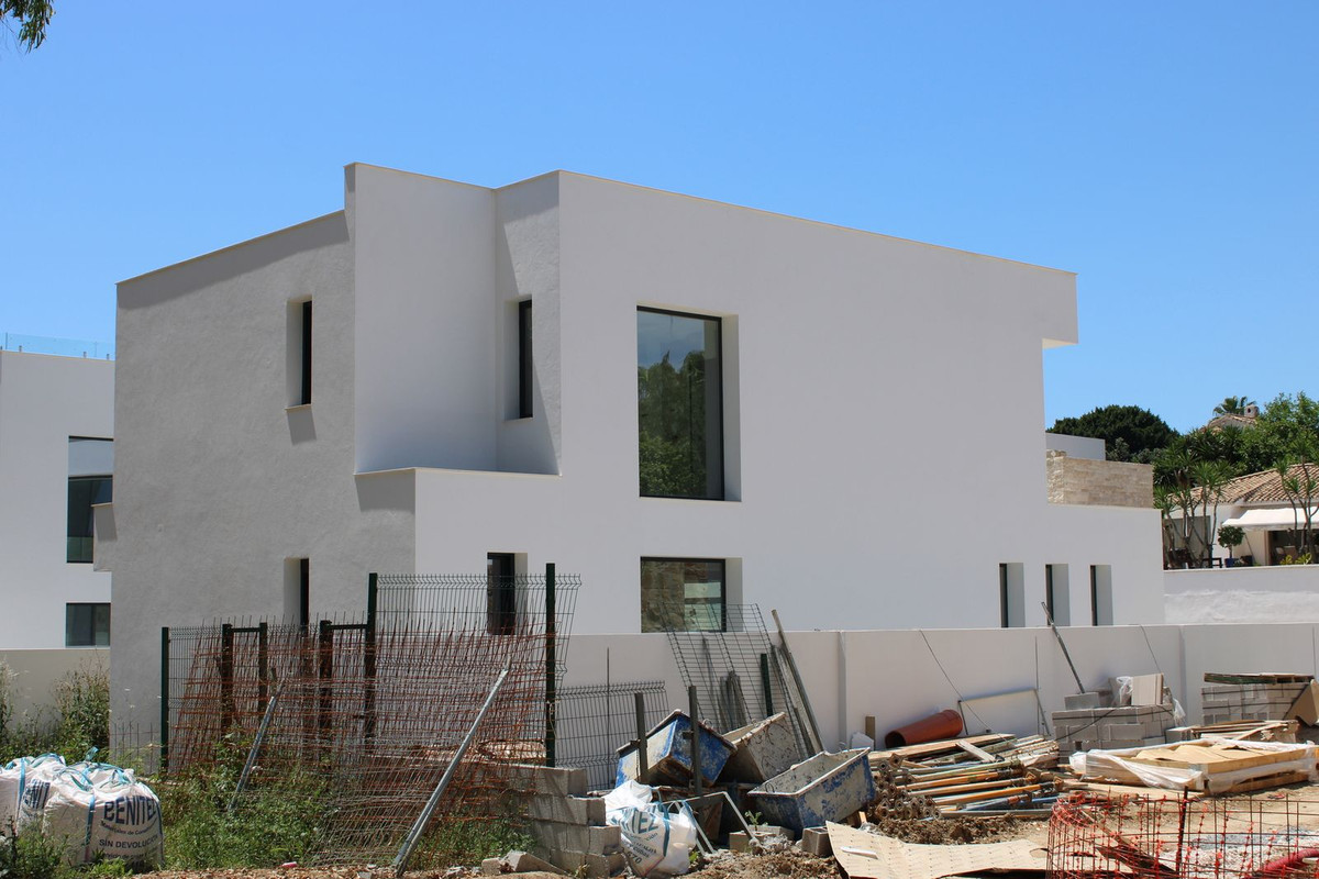 6 Bed Townhouse for sale in Atalaya Costa Del Sol, Málaga, Spain