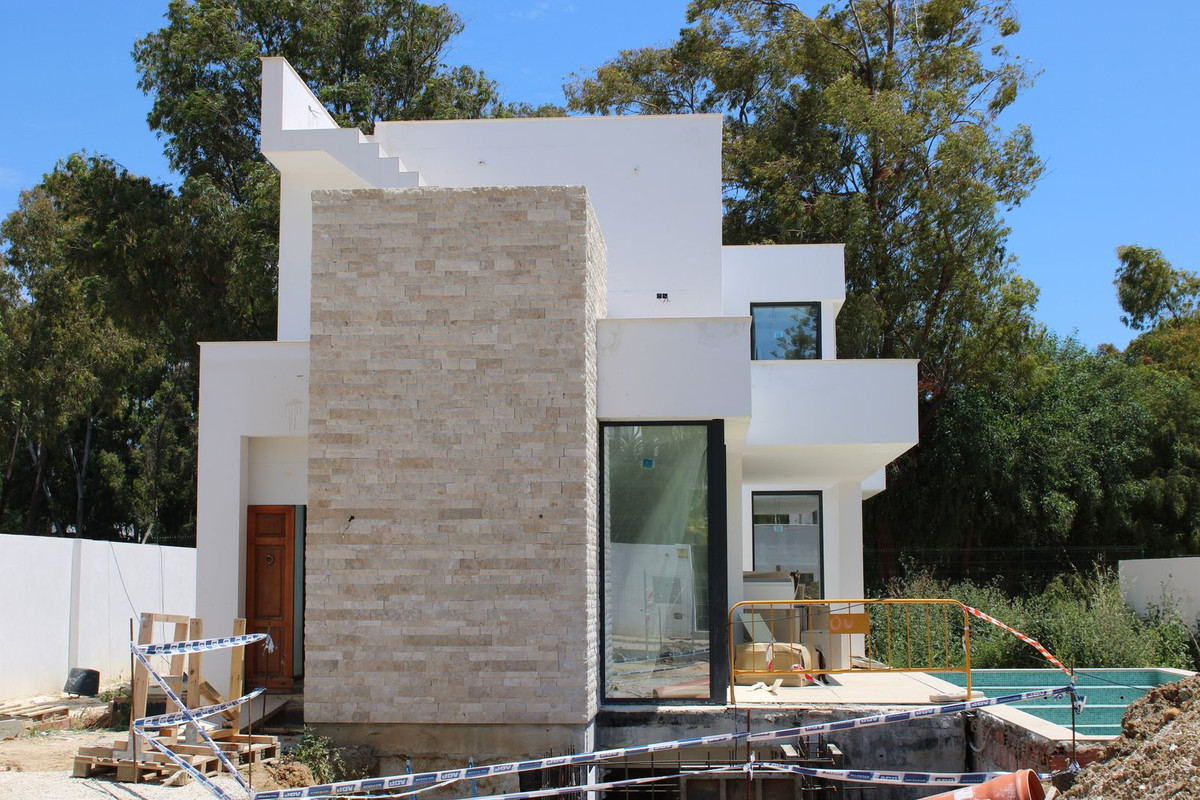 6 Bed Townhouse for sale in Atalaya Costa Del Sol, Málaga, Spain