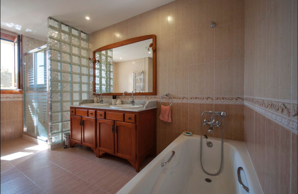 Se vende Villa - Chalet de 5 dormitorios en Costa Del Sol, Málaga, España