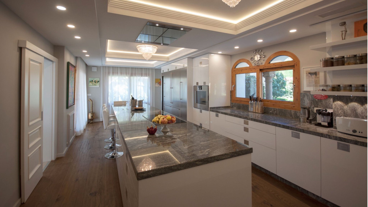 Se vende Villa - Chalet de 5 dormitorios en Costa Del Sol, Málaga, España