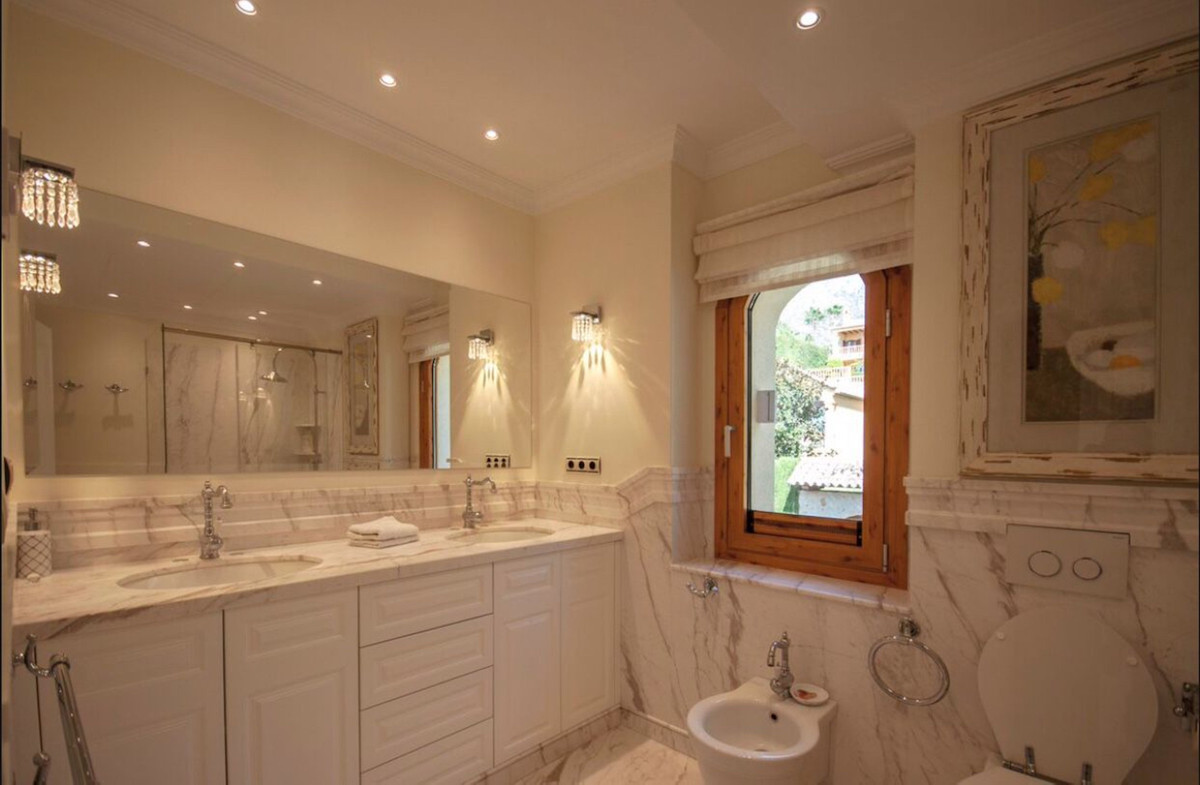 Se vende Villa - Chalet de 5 dormitorios en Costa Del Sol, Málaga, España