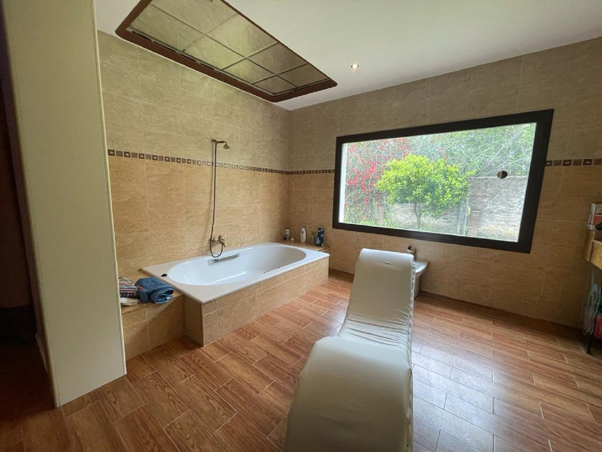 Se vende Hotel de 16 dormitorios en Costa Del Sol, Málaga, España