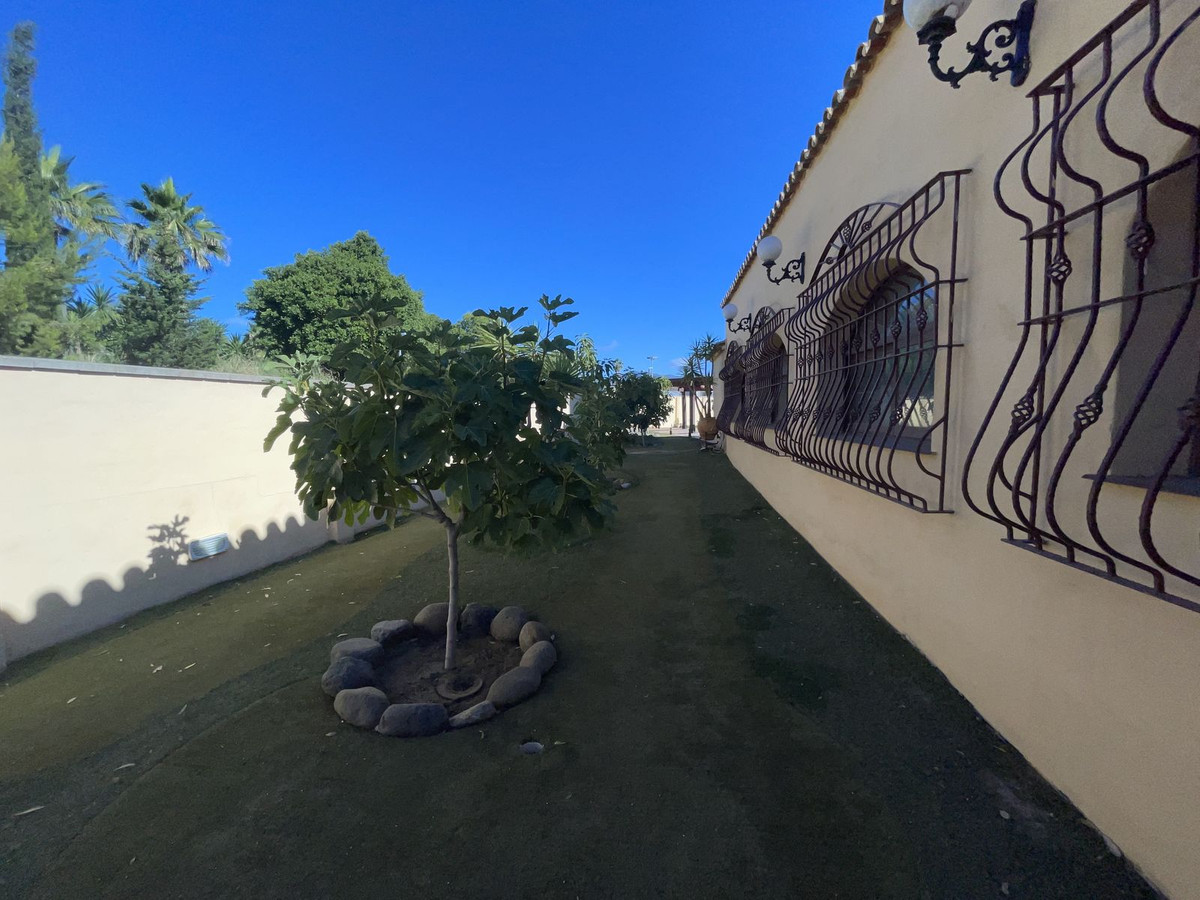 Commercial unit for sale in El Paraiso Costa Del Sol, Málaga, Spain