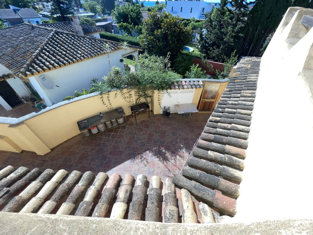 Commercial unit for sale in El Paraiso Costa Del Sol, Málaga, Spain