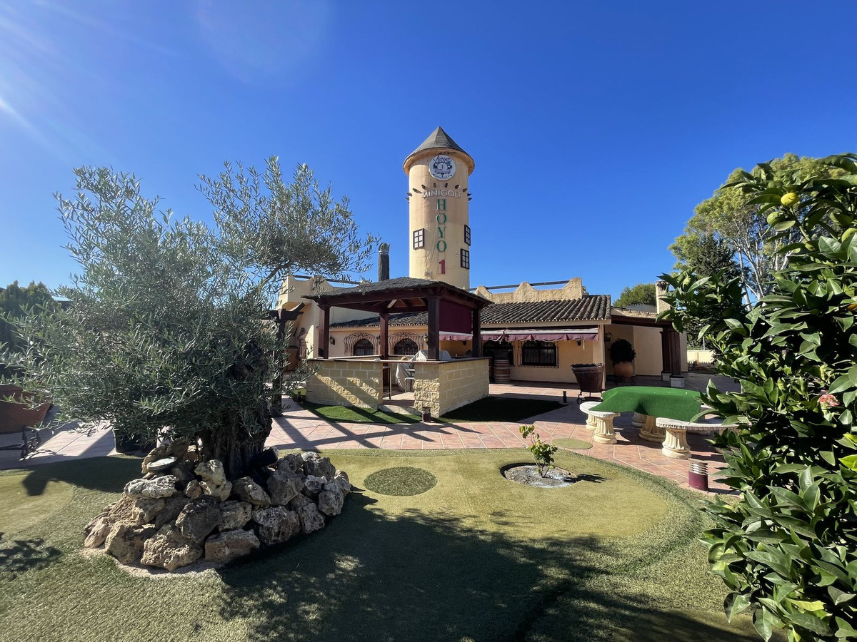 Commercial unit for sale in El Paraiso Costa Del Sol, Málaga, Spain