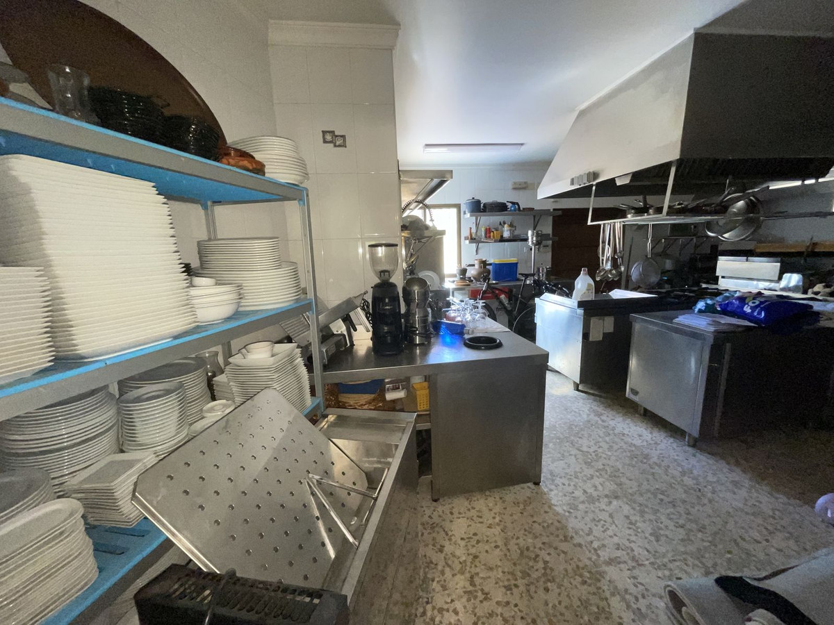 Commercial unit for sale in El Paraiso Costa Del Sol, Málaga, Spain