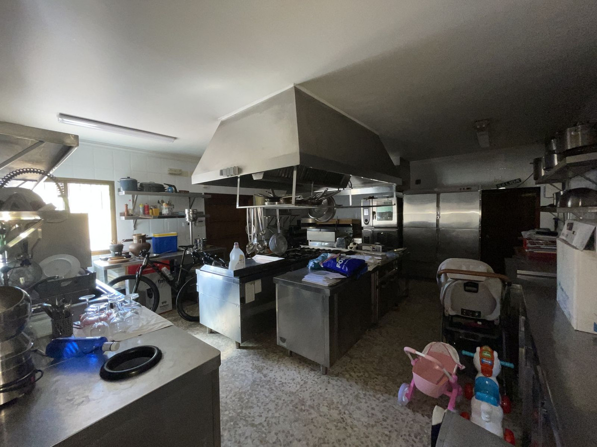 Commercial unit for sale in El Paraiso Costa Del Sol, Málaga, Spain