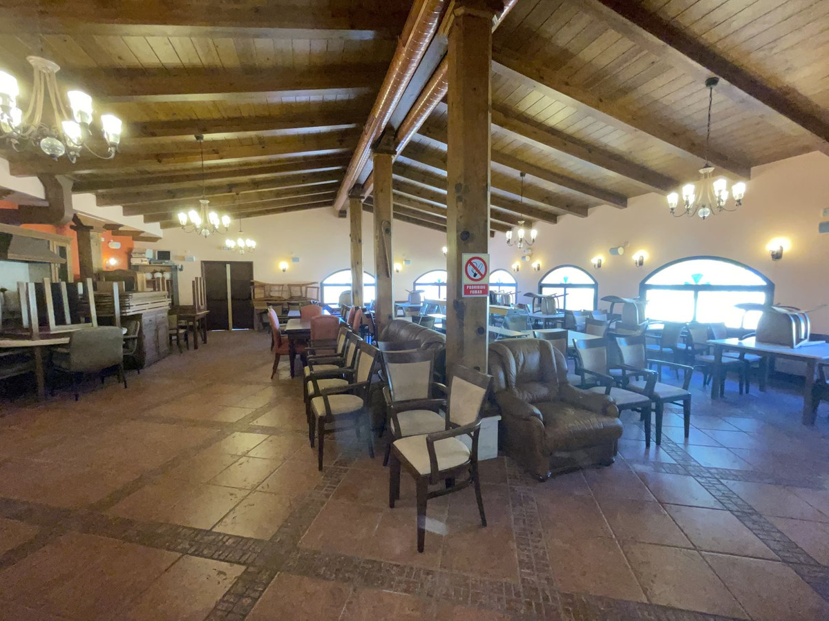 Commercial unit for sale in El Paraiso Costa Del Sol, Málaga, Spain