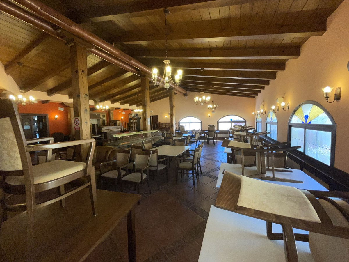 Commercial unit for sale in El Paraiso Costa Del Sol, Málaga, Spain