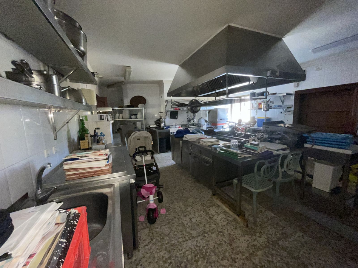Commercial unit for sale in El Paraiso Costa Del Sol, Málaga, Spain