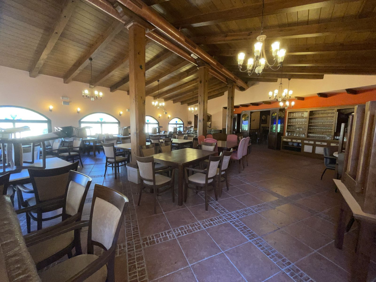 Commercial unit for sale in El Paraiso Costa Del Sol, Málaga, Spain