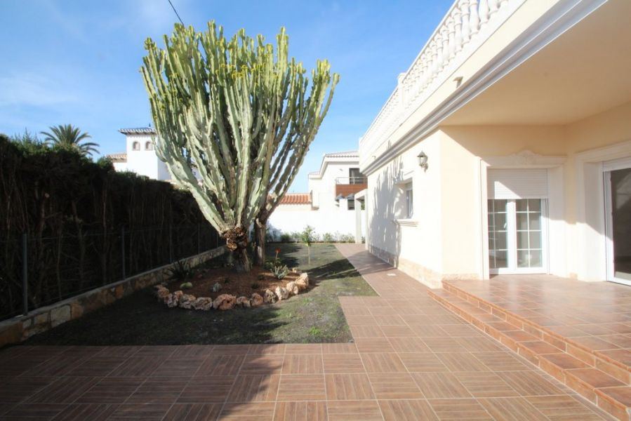 4 Bed Townhouse for sale in Cabo Roig Costa Blanca, Alicante, Spain