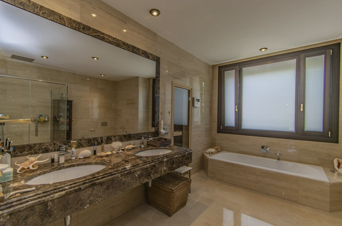 Se vende Villa - Chalet de 6 dormitorios en Costa Del Sol, Málaga, España