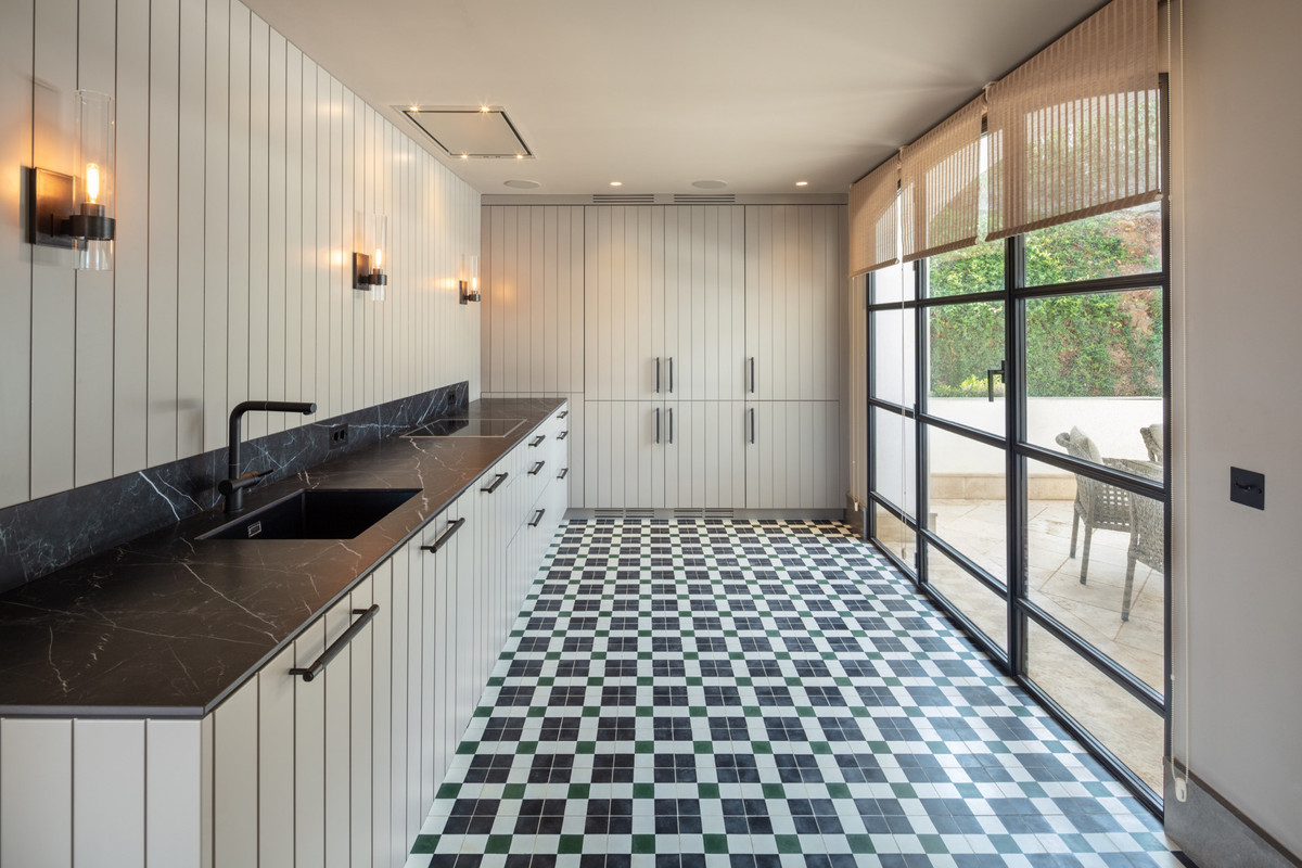 Se vende Villa - Chalet de 16 dormitorios en Costa Del Sol, Málaga, España