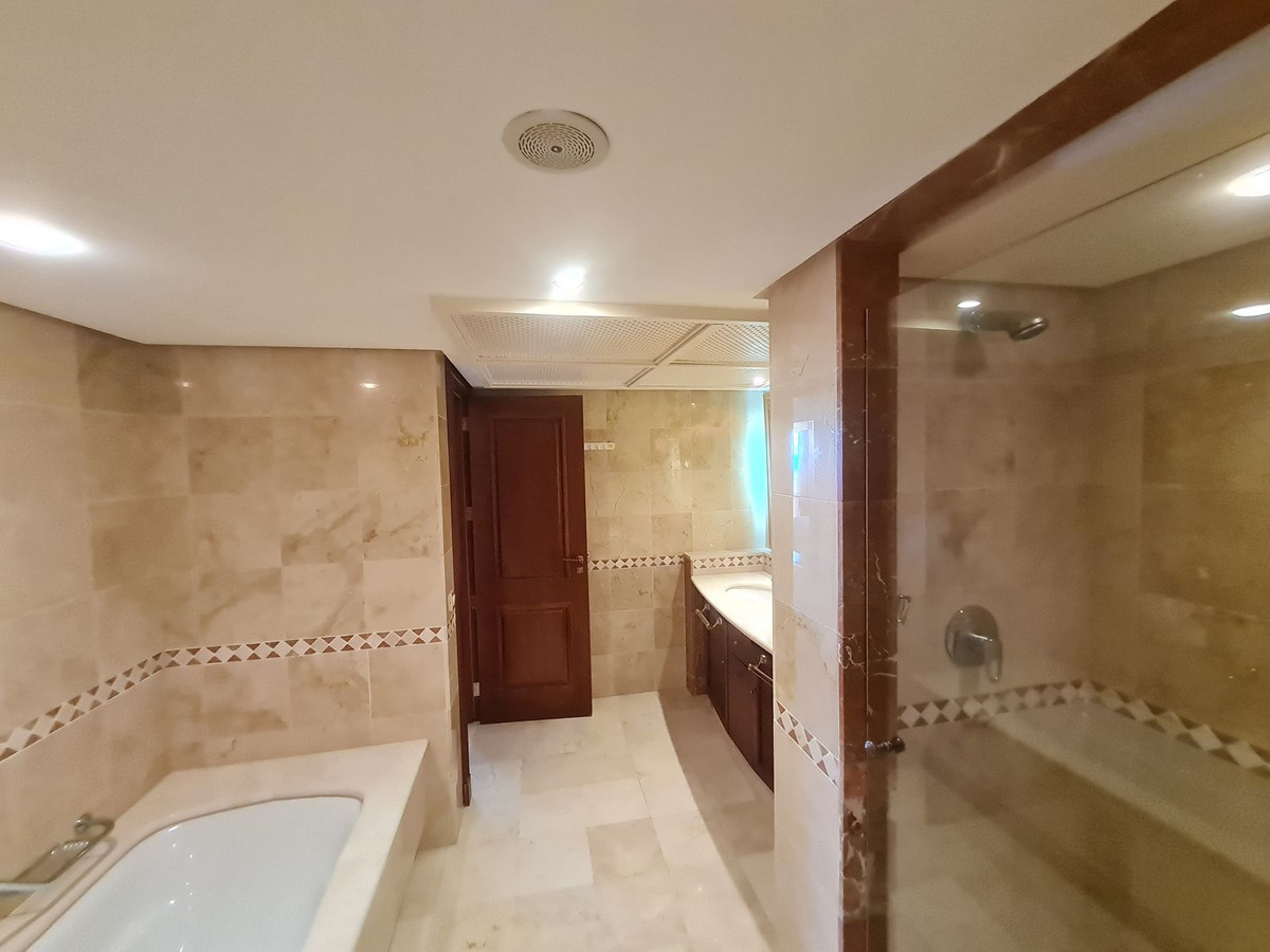 2 Bed Apartment for sale in Estepona Costa Del Sol, Málaga, Spain