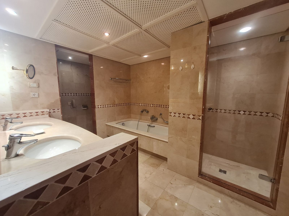 2 Bed Apartment for sale in Estepona Costa Del Sol, Málaga, Spain