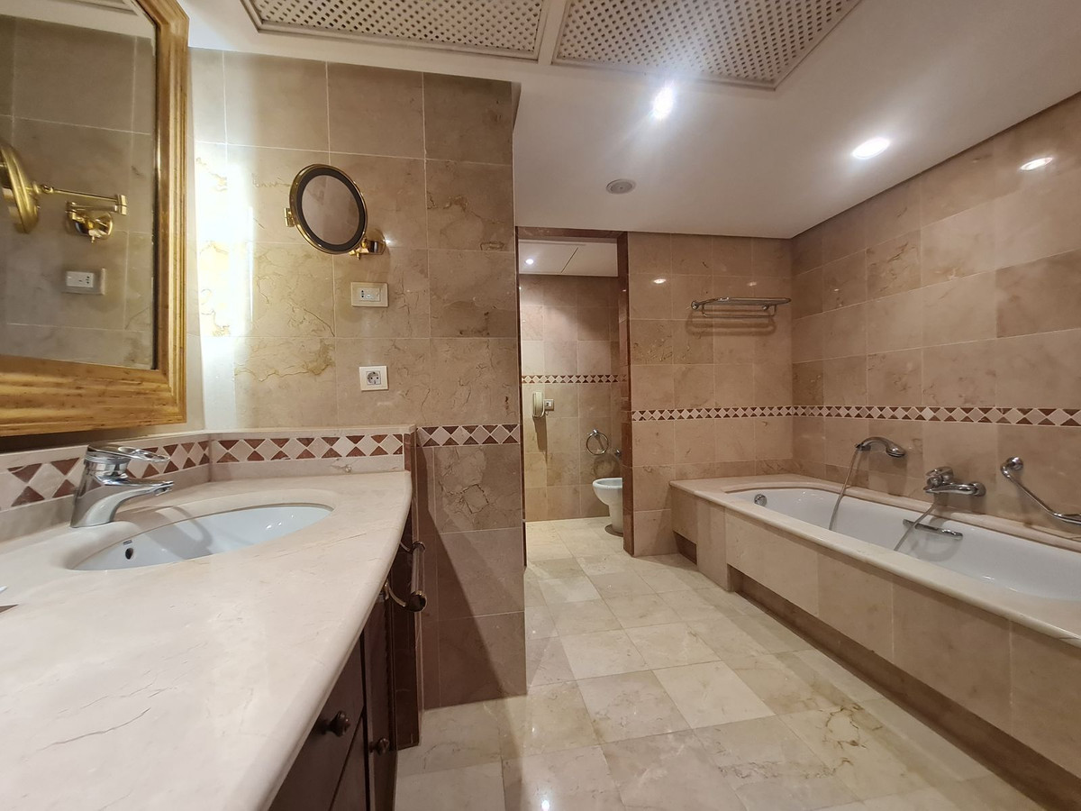 2 Bed Apartment for sale in Estepona Costa Del Sol, Málaga, Spain