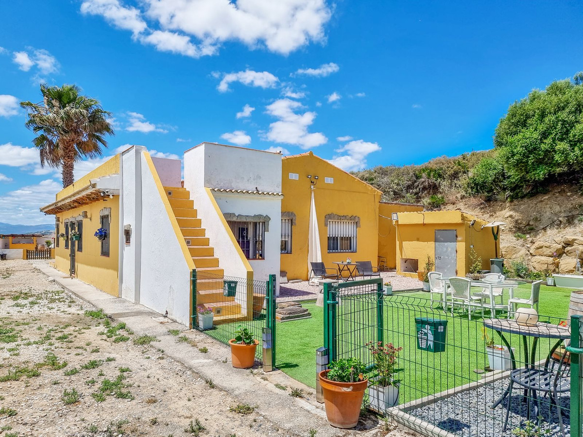 3 Bed Townhouse for sale in Casares Costa Del Sol, Málaga, Spain