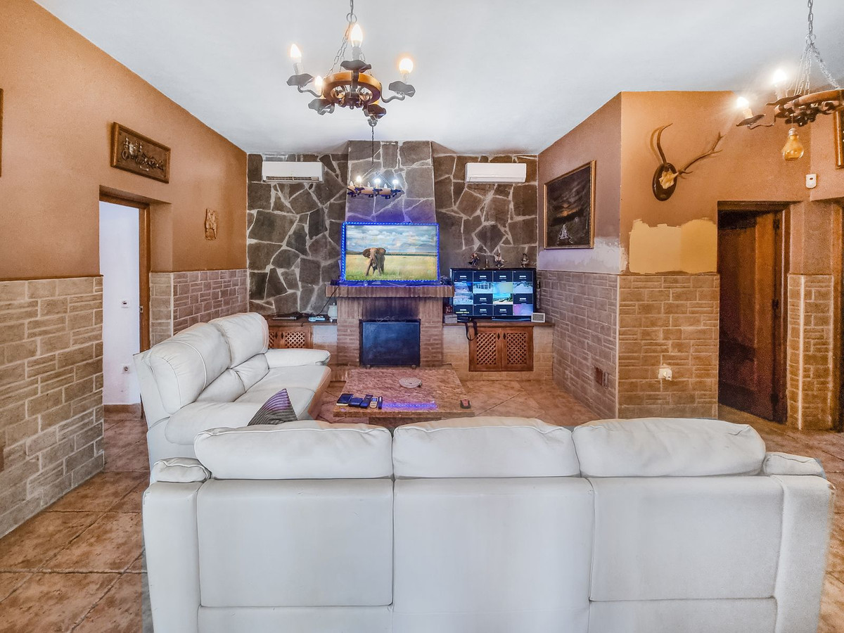3 Bed Townhouse for sale in Casares Costa Del Sol, Málaga, Spain