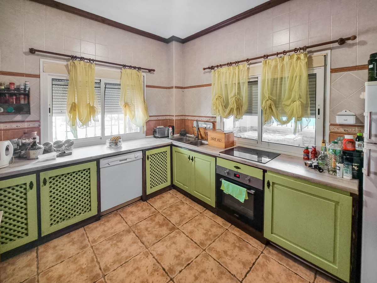 3 Bed Townhouse for sale in Casares Costa Del Sol, Málaga, Spain