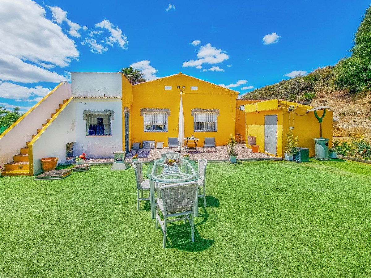 3 Bed Townhouse for sale in Casares Costa Del Sol, Málaga, Spain