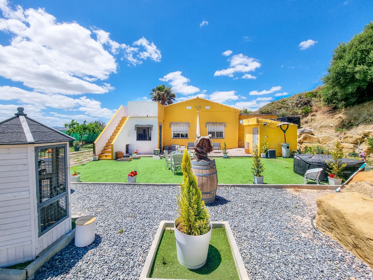 3 Bed Townhouse for sale in Casares Costa Del Sol, Málaga, Spain