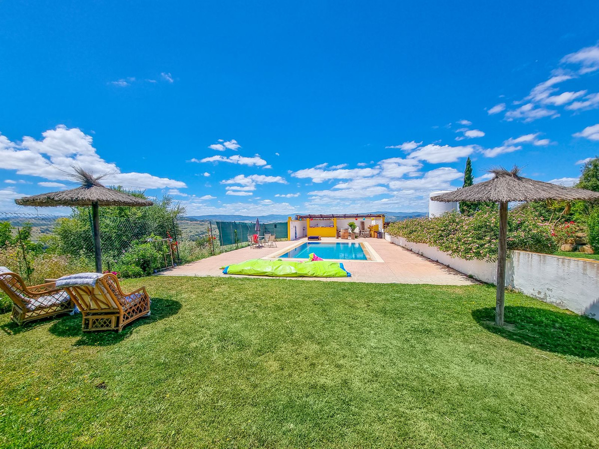 3 Bed Townhouse for sale in Casares Costa Del Sol, Málaga, Spain