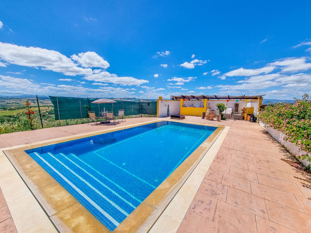 3 Bed Townhouse for sale in Casares Costa Del Sol, Málaga, Spain