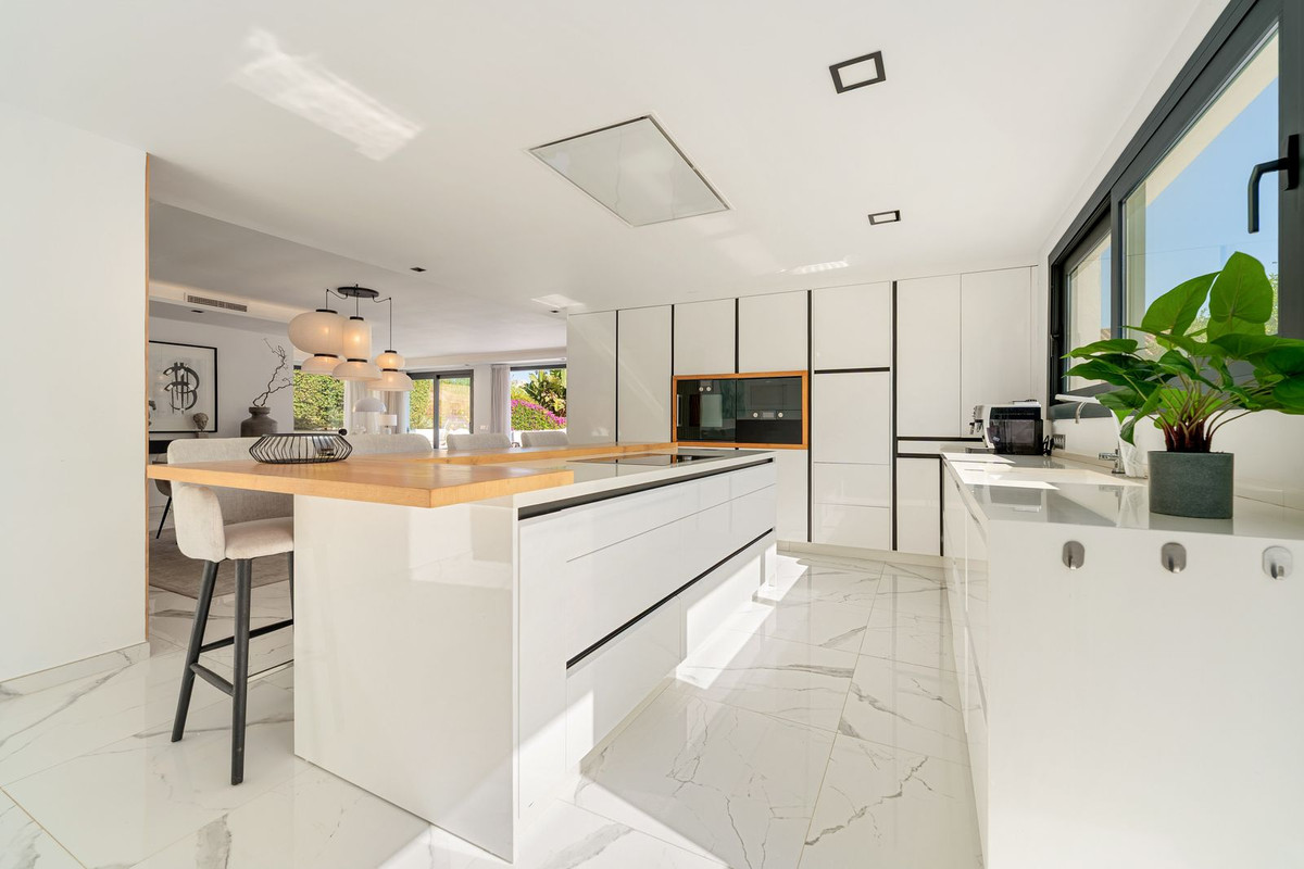 4 Bed Townhouse for sale in Nueva Andalucía Costa Del Sol, Málaga, Spain