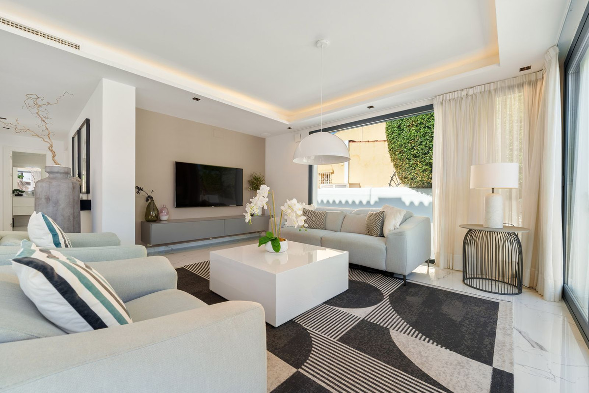 4 Bed Townhouse for sale in Nueva Andalucía Costa Del Sol, Málaga, Spain