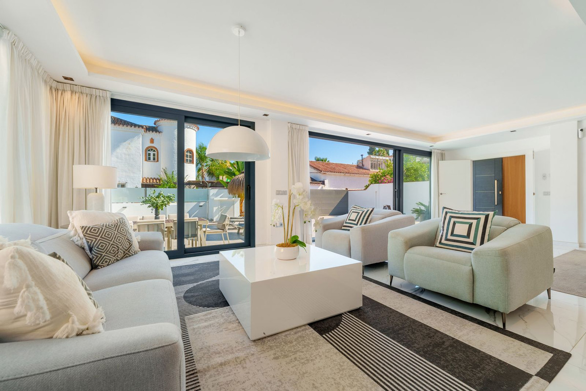 4 Bed Townhouse for sale in Nueva Andalucía Costa Del Sol, Málaga, Spain