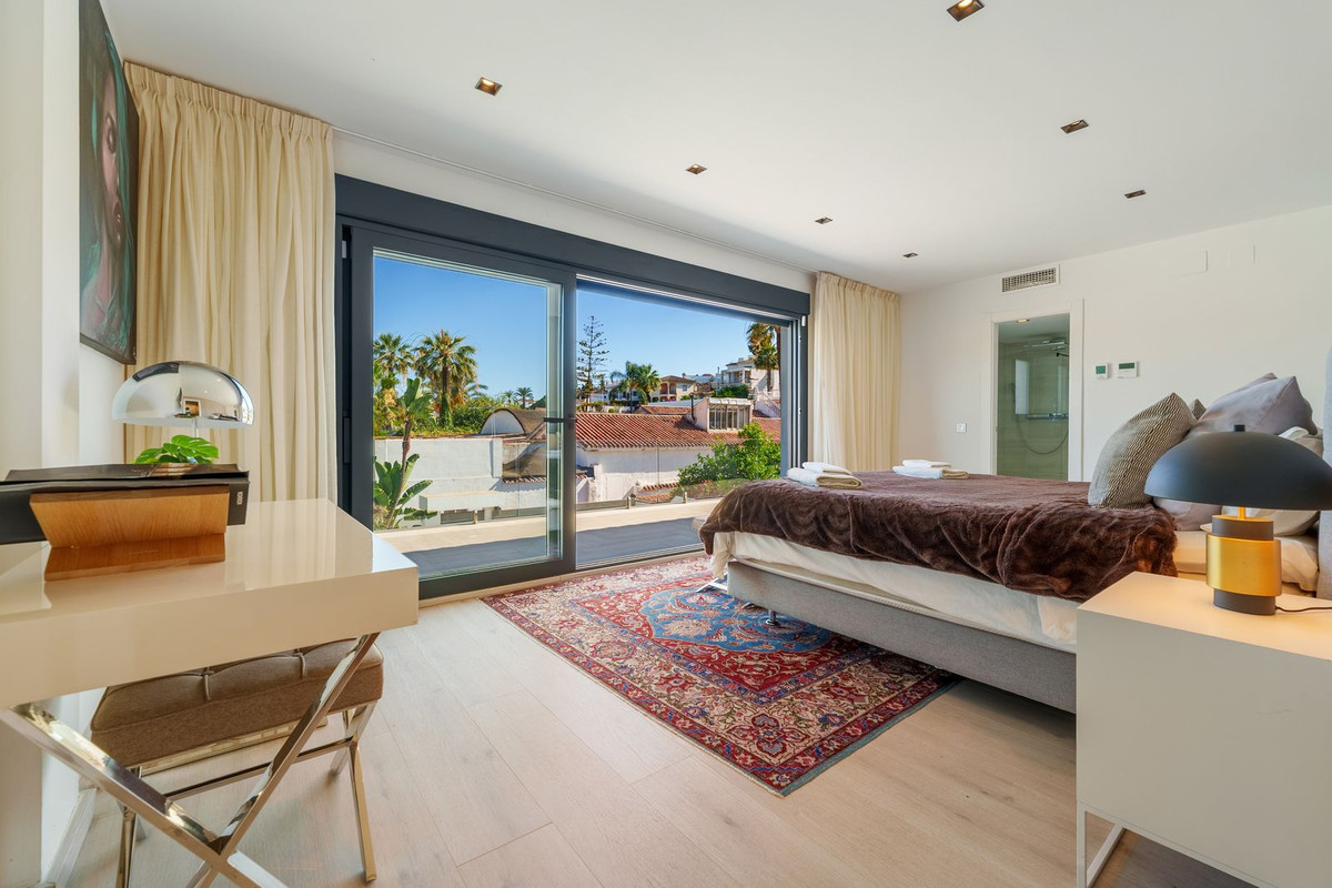 4 Bed Townhouse for sale in Nueva Andalucía Costa Del Sol, Málaga, Spain