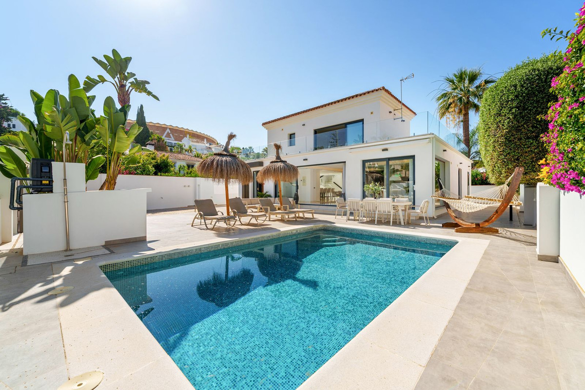 4 Bed Townhouse for sale in Nueva Andalucía Costa Del Sol, Málaga, Spain