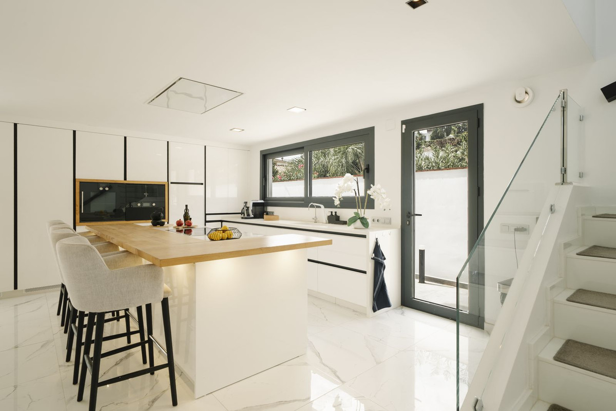 4 Bed Townhouse for sale in Nueva Andalucía Costa Del Sol, Málaga, Spain