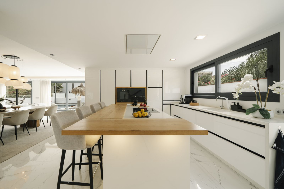 4 Bed Townhouse for sale in Nueva Andalucía Costa Del Sol, Málaga, Spain