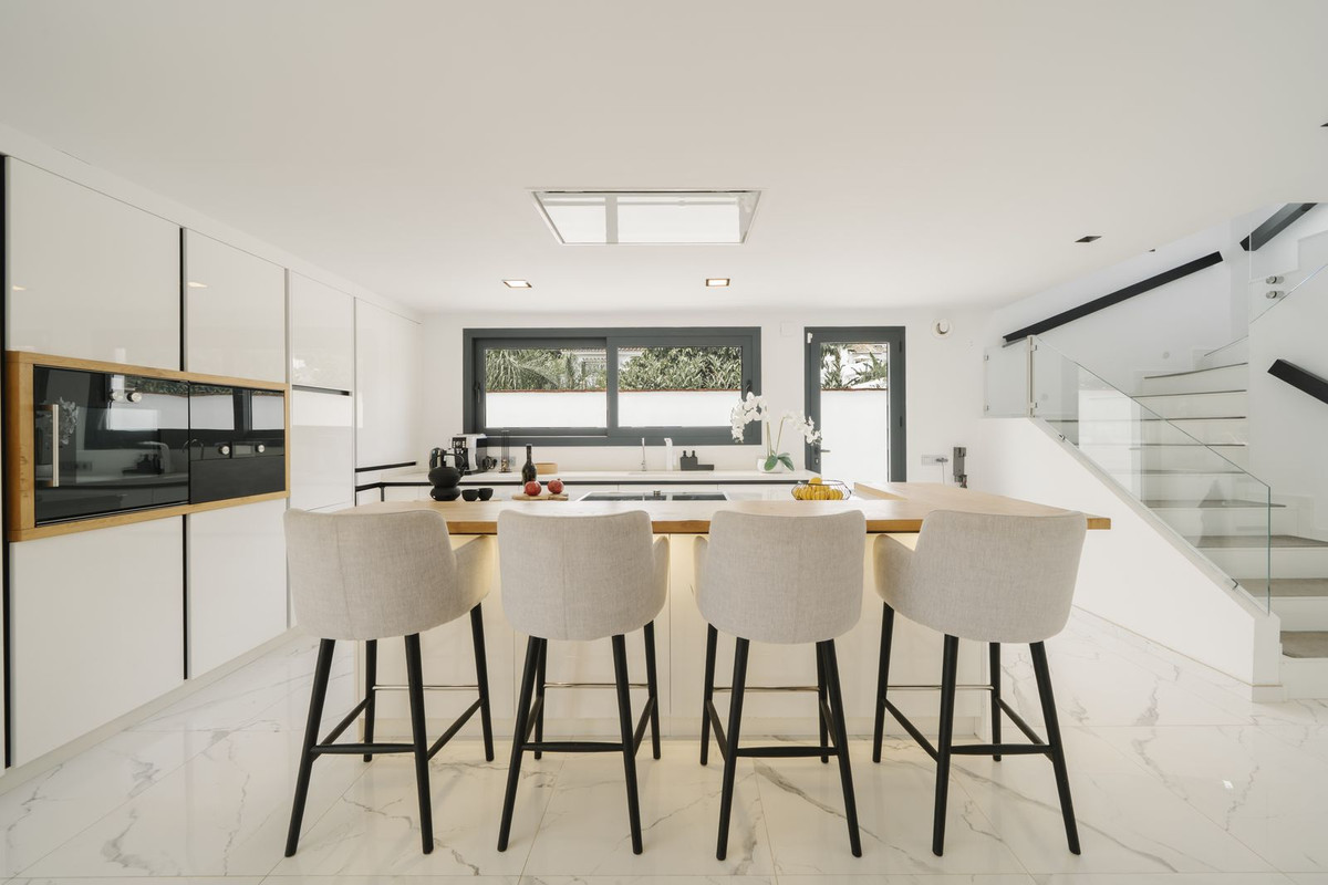 4 Bed Townhouse for sale in Nueva Andalucía Costa Del Sol, Málaga, Spain