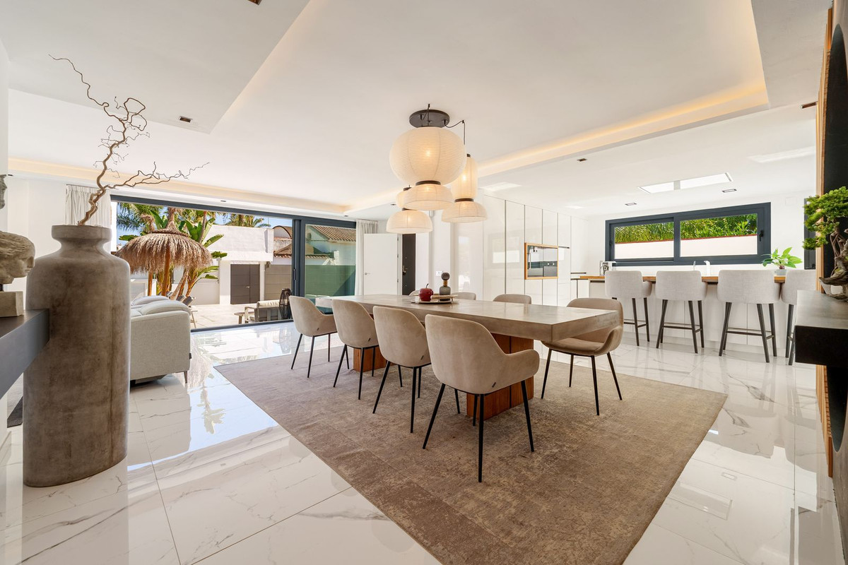 4 Bed Townhouse for sale in Nueva Andalucía Costa Del Sol, Málaga, Spain