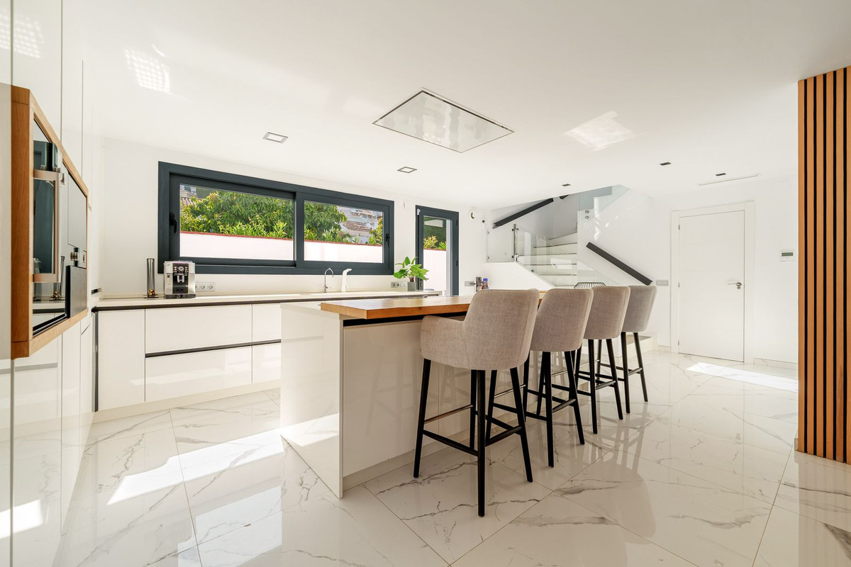 4 Bed Townhouse for sale in Nueva Andalucía Costa Del Sol, Málaga, Spain