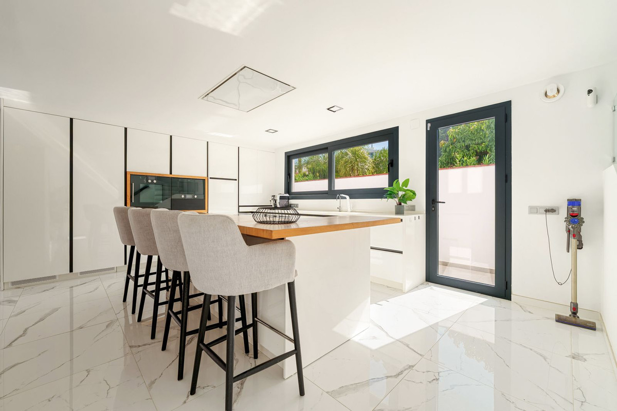 4 Bed Townhouse for sale in Nueva Andalucía Costa Del Sol, Málaga, Spain