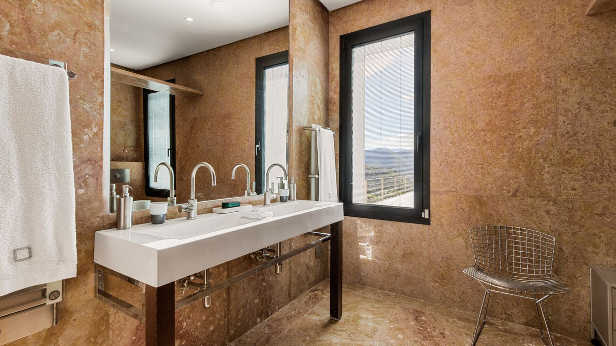 Se vende Villa - Chalet de 5 dormitorios en Costa Del Sol, Málaga, España