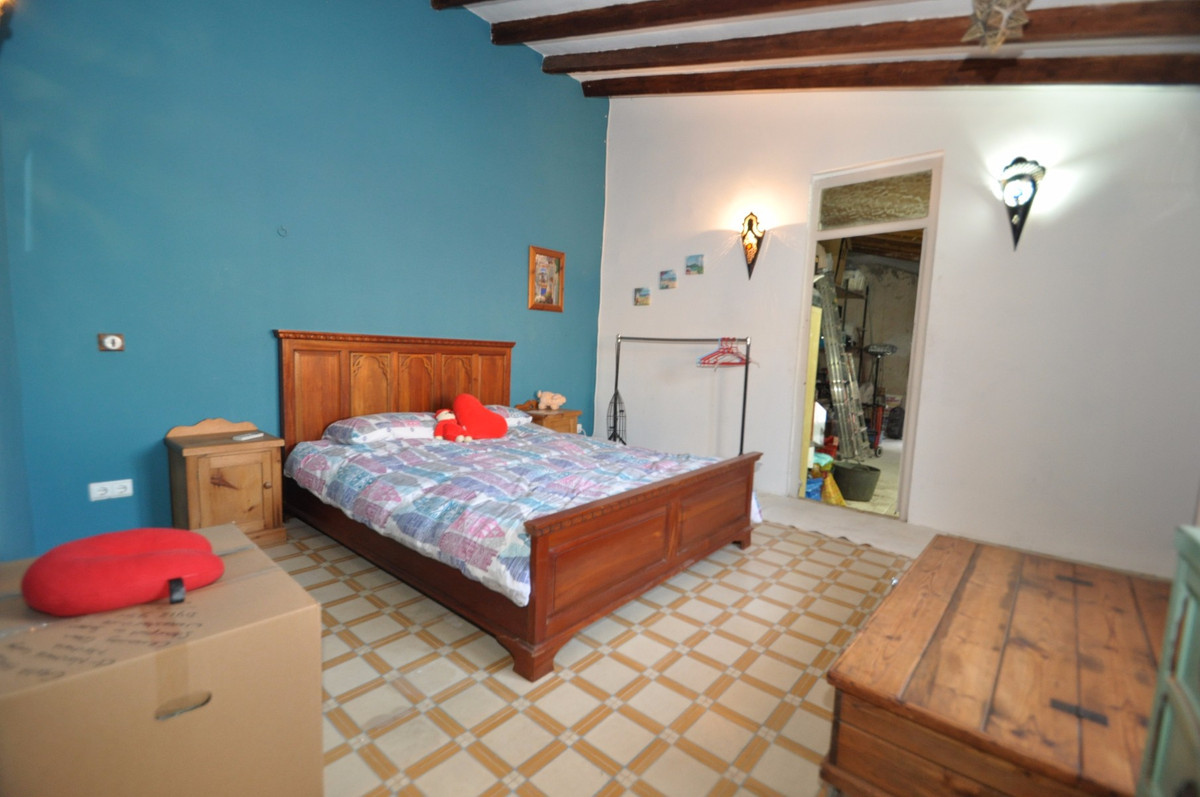 3 Bed Commercial unit for sale in Pinoso Costa Blanca, Alicante, Spain