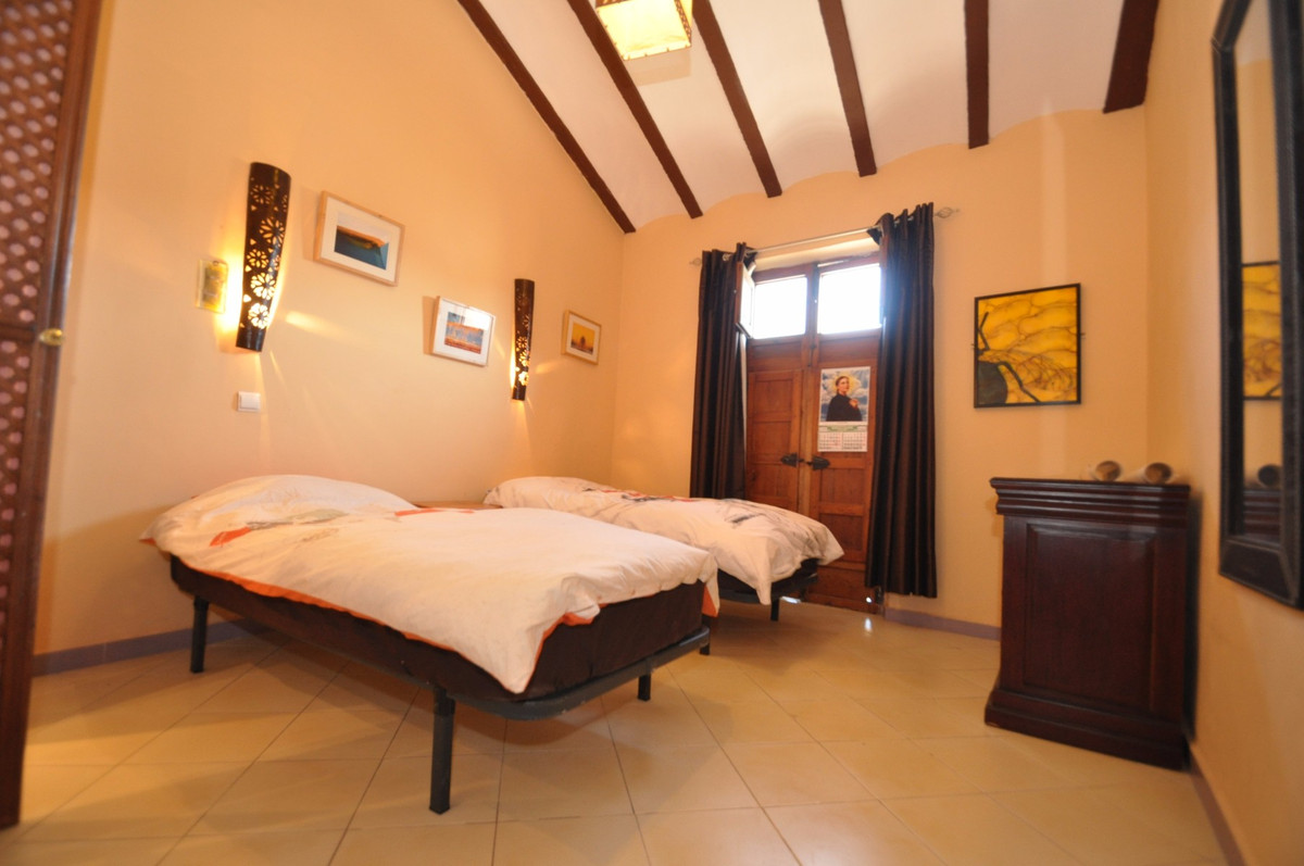 3 Bed Commercial unit for sale in Pinoso Costa Blanca, Alicante, Spain