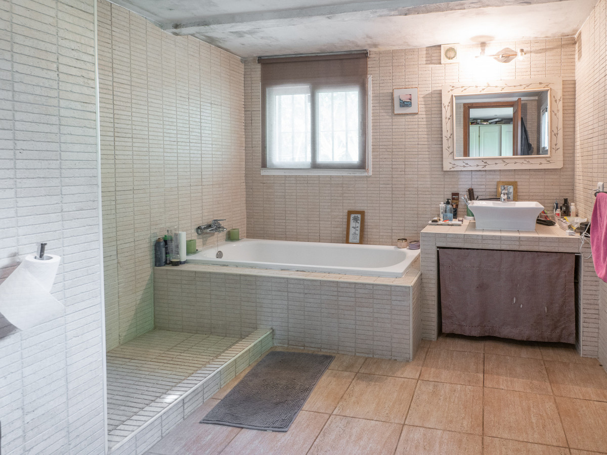 3 Bed Commercial unit for sale in Casares Costa Del Sol, Málaga, Spain