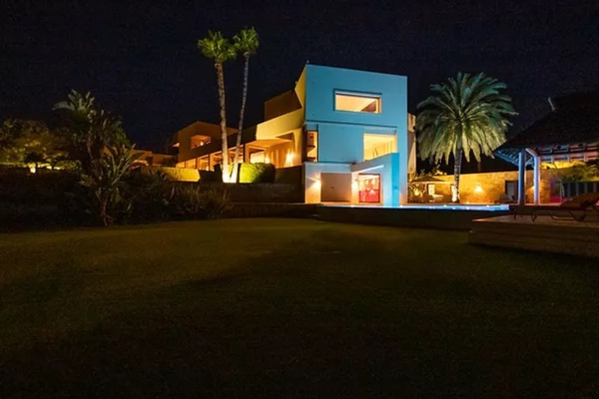 Se vende Villa - Chalet de 5 dormitorios en Costa Del Sol, Cadiz, España