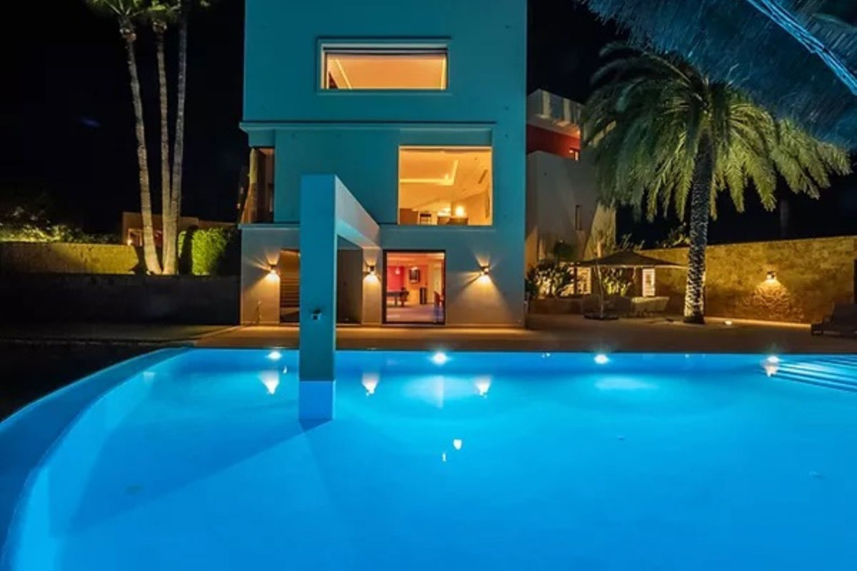 Se vende Villa - Chalet de 5 dormitorios en Costa Del Sol, Cadiz, España